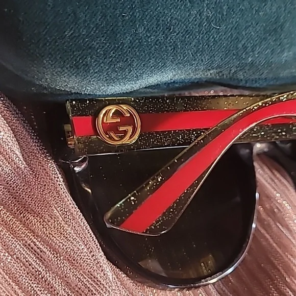 Gucci Black Sunglasses with Teal Case display picture 1